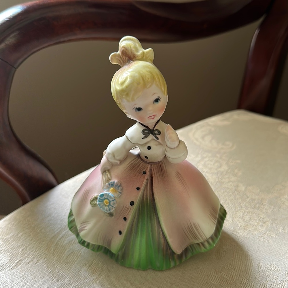 Inarco 1963 porcelain girl with flowers figurine, E-1032, original stickers